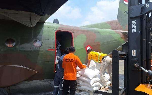 BMKG Kebut Modifikasi Cuaca di Kalbar, 24,6 Ton Garam Disemai Padamkan Karhutla BMKG Kebut Modifikasi Cuaca di Kalbar, 24,6 Ton Garam Disemai Padamkan Karhutla