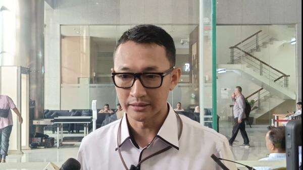 OTT di Imigrasi Jakbar Terkait Pengurusan Izin Tinggal WNA OTT di Imigrasi Jakbar Terkait Pengurusan Izin Tinggal WNA