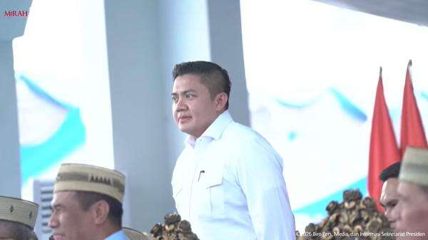 Momen Riuh Ribuan Orang Teriakkan Nama Seskab Teddy Depan Prabowo di Gorontalo Momen Riuh Ribuan Orang Teriakkan Nama Seskab Teddy Depan Prabowo di Gorontalo