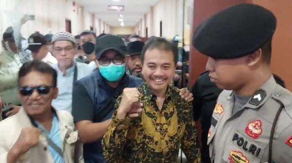 Diangkut Mobil Tahanan, Roy Suryo Teriak Takbir saat Dilimpahkan ke Kejari Jaksel Diangkut Mobil Tahanan, Roy Suryo Teriak Takbir saat Dilimpahkan ke Kejari Jaksel
