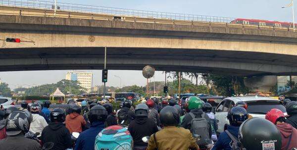 Hari Pertama Sekolah, Sejumlah Ruas Jalan di Jakarta Macet Parah Hari Pertama Sekolah, Sejumlah Ruas Jalan di Jakarta Macet Parah