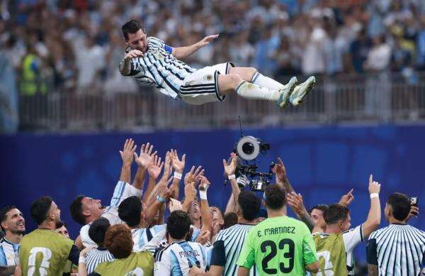Lionel Messi Pensiun dari Timnas Argentina, Rekan Setim Beri Salam Perpisahan Haru Lionel Messi Pensiun dari Timnas Argentina, Rekan Setim Beri Salam Perpisahan Haru