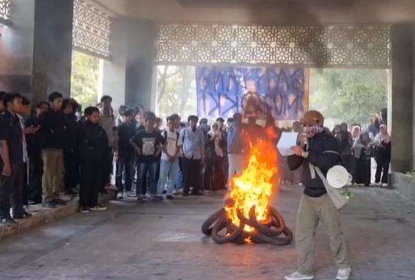 Bakar Ban, Mahasiswa dan Dosen UINSA Surabaya Demo Tolak Rektor Terpilih Bakar Ban, Mahasiswa dan Dosen UINSA Surabaya Demo Tolak Rektor Terpilih
