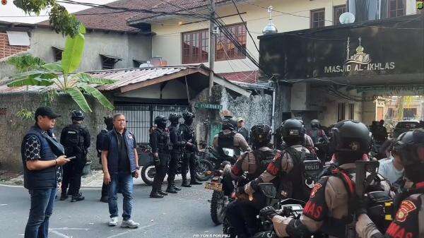 Aparat Gabungan Geledah Kampung Berlan di Jaktim, Tangkap 8 Orang Terkait Narkotika Aparat Gabungan Geledah Kampung Berlan di Jaktim, Tangkap 8 Orang Terkait Narkotika