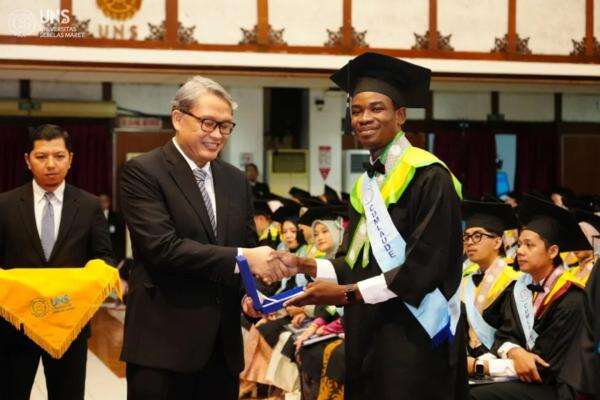 Cerita Mustapha, Wisudawan UNS Asal Nigeria yang Fasih Berbahasa Jawa Cerita Mustapha, Wisudawan UNS Asal Nigeria yang Fasih Berbahasa Jawa
