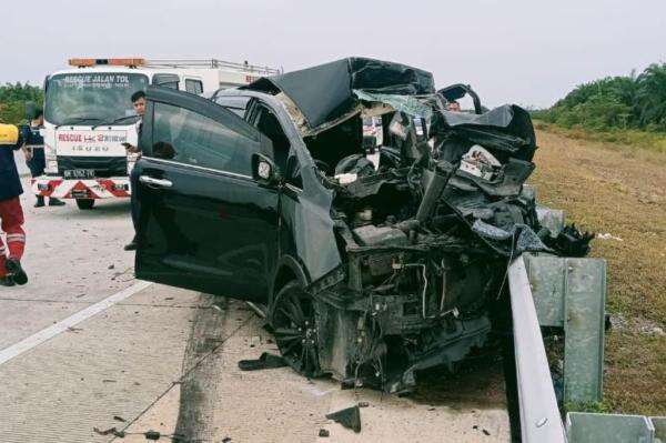 Kecelakaan Maut Mobi Tabrak Truk di Tol Bangkinang Riau, 2 Orang Tewas Kecelakaan Maut Mobi Tabrak Truk di Tol Bangkinang Riau, 2 Orang Tewas