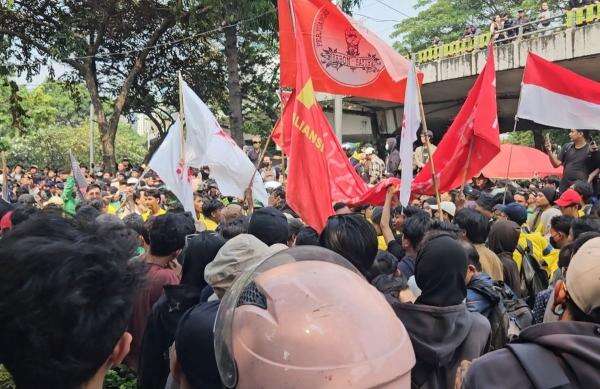 Hendak Menuju DPR, Ratusan Demonstran Dihadang Polisi di Flyover Gerbang Pemuda Hendak Menuju DPR, Ratusan Demonstran Dihadang Polisi di Flyover Gerbang Pemuda