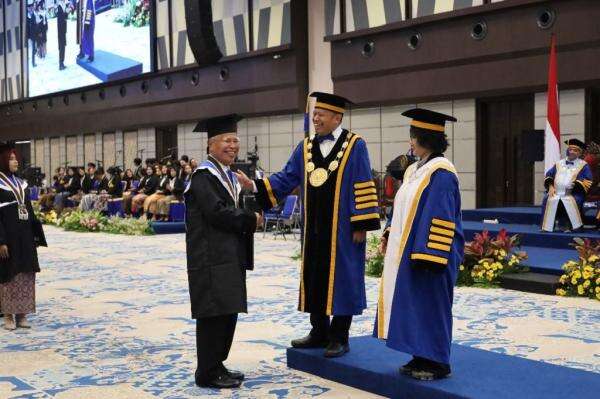 Kisah Inspiratif Kakek 73 Tahun Raih Gelar Doktor di Undip, Jadi Wisudawan Tertua Kisah Inspiratif Kakek 73 Tahun Raih Gelar Doktor di Undip, Jadi Wisudawan Tertua
