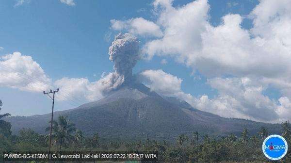 Gunung Lewotobi Laki-Laki Erupsi, Kolom Abu Capai 1,2 Kilometer di Atas Puncak Gunung Lewotobi Laki-Laki Erupsi, Kolom Abu Capai 1,2 Kilometer di Atas Puncak