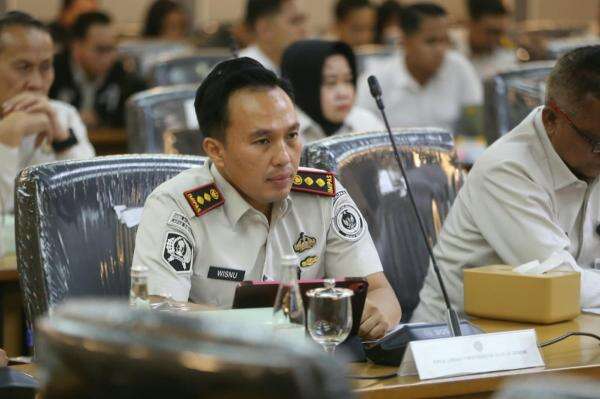 Kalapas Cibinong Gelagapan saat Dicecar Soal Foto Jimmy Masrin di Rumah Mewah Lapas Cibinong Kalapas Cibinong Gelagapan saat Dicecar Soal Foto Jimmy Masrin di Rumah Mewah Lapas Cibinong