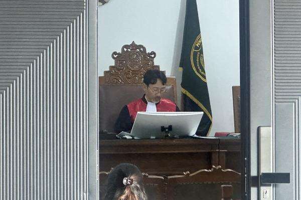 Hakim Tolak Praperadilan Asrul Azis, Status Tersangka Korupsi Kuota Haji Sah Hakim Tolak Praperadilan Asrul Azis, Status Tersangka Korupsi Kuota Haji Sah