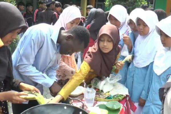 Seru! Mahasiswa Asing Ikut Lomba Masak Tempe Mendoan Bersama Pelajar SMP di Cilacap Seru! Mahasiswa Asing Ikut Lomba Masak Tempe Mendoan Bersama Pelajar SMP di Cilacap