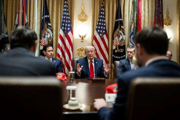 Trump: AS Harus Kembalikan Uang Iran atau Kepercayaan Dunia pada Dolar Rusak Trump: AS Harus Kembalikan Uang Iran atau Kepercayaan Dunia pada Dolar Rusak