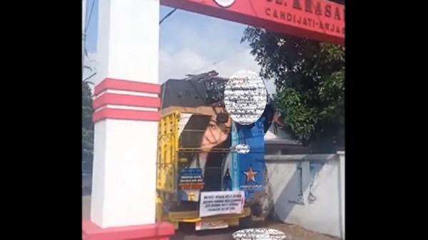 Tragis! Teknisi Sound Horeg di Jember Tewas Terjepit Gapura Beton saat di Atas Truk Tragis! Teknisi Sound Horeg di Jember Tewas Terjepit Gapura Beton saat di Atas Truk