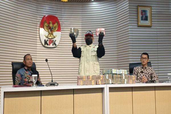 OTT di Lombok Barat, KPK Sita Barang Bukti Rp9,06 Miliar OTT di Lombok Barat, KPK Sita Barang Bukti Rp9,06 Miliar