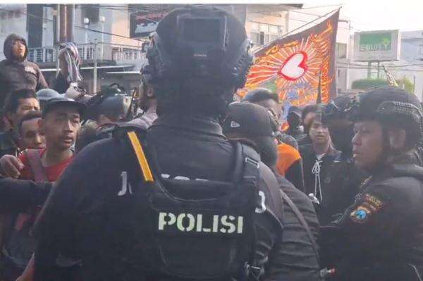 Ribuan Pesilat Geruduk Markas Debt Collector di Surabaya, Dihalau Barikade Aparat Ribuan Pesilat Geruduk Markas Debt Collector di Surabaya, Dihalau Barikade Aparat
