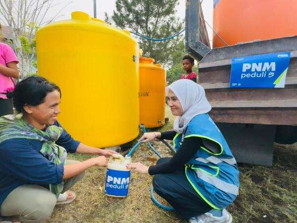 PNM Peduli Hadirkan Akses Air Bersih untuk Pengungsi Gempa NTT PNM Peduli Hadirkan Akses Air Bersih untuk Pengungsi Gempa NTT