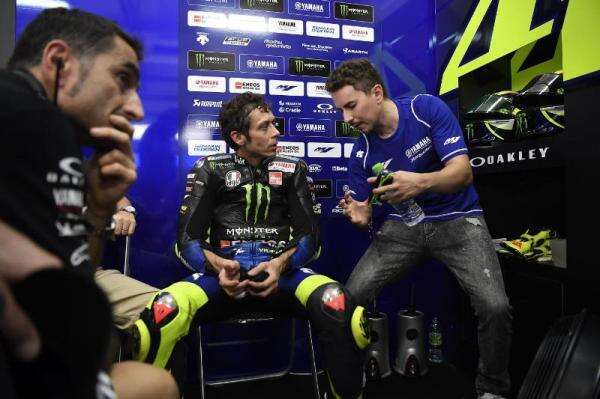 Davide Brivio Ungkap Fakta Mengejutkan soal Sekat di Garasi Valentino Rossi dan Jorge Lorenzo Davide Brivio Ungkap Fakta Mengejutkan soal Sekat di Garasi Valentino Rossi dan Jorge Lorenzo