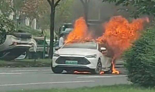 Mobil PHEV BYD Terbakar Hebat Usai Kecelakaan Beruntun Mobil PHEV BYD Terbakar Hebat Usai Kecelakaan Beruntun