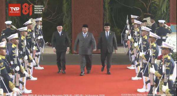 Kenakan Jas dan Peci Hitam, Presiden Prabowo Tiba di Gedung DPR Kenakan Jas dan Peci Hitam, Presiden Prabowo Tiba di Gedung DPR