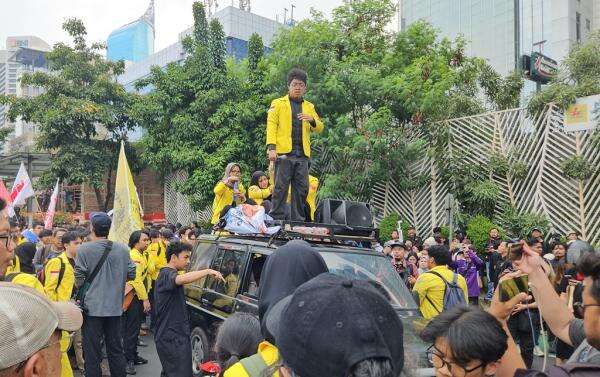 BEM UI Diadang Polisi di Sudirman, Massa Sempat Blokade Jalur Transjakarta BEM UI Diadang Polisi di Sudirman, Massa Sempat Blokade Jalur Transjakarta