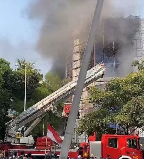 Kebakaran Landa Gedung di Menteng, 18 Armada Damkar Dikerahkan Kebakaran Landa Gedung di Menteng, 18 Armada Damkar Dikerahkan
