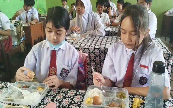 SPPG Kabupaten Blora Mulai Distribusi Makanan Bergizi Gratis ke Sekolah-sekolah SPPG Kabupaten Blora Mulai Distribusi Makanan Bergizi Gratis ke Sekolah-sekolah