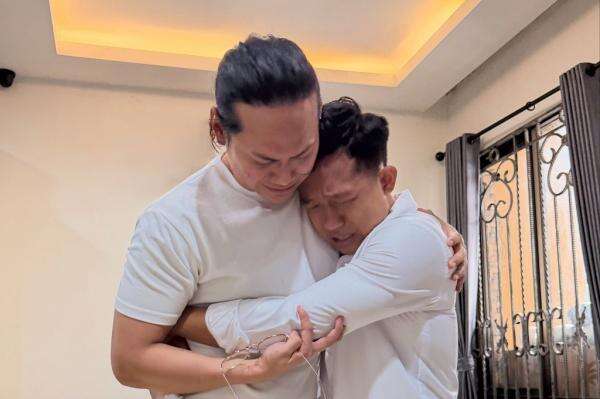 Indra Kenz Bebas dari Lapas Cibinong, Menangis Berpelukan dengan Paris Pernandes Indra Kenz Bebas dari Lapas Cibinong, Menangis Berpelukan dengan Paris Pernandes