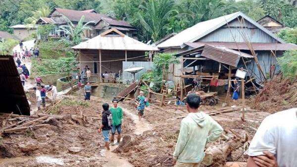 Update Banjir dan Longsor di Mamuju Sulbar: 4 Orang Tewas 1.972 Jiwa Terdampak Update Banjir dan Longsor di Mamuju Sulbar: 4 Orang Tewas 1.972 Jiwa Terdampak