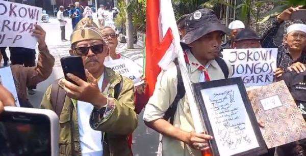 Massa ARIB Datangi Rumah Jokowi di Solo, Sempat Tegang dengan Relawan! Massa ARIB Datangi Rumah Jokowi di Solo, Sempat Tegang dengan Relawan!