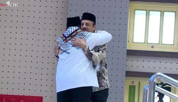 Momen Prabowo Serukan Free Palestine di Gontor, Dapat Sorban dari Dubes Palestina Momen Prabowo Serukan Free Palestine di Gontor, Dapat Sorban dari Dubes Palestina