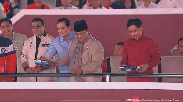Kala Prabowo-Gibran Tersenyum Dapat MBG saat Karnaval Nusantara di Monas Kala Prabowo-Gibran Tersenyum Dapat MBG saat Karnaval Nusantara di Monas