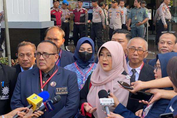 Hadapi Sidang Ijazah Jokowi, Dokter Tifa: Kita Tidak Ada Sponsor, Bohir Kita Hanya Allah Hadapi Sidang Ijazah Jokowi, Dokter Tifa: Kita Tidak Ada Sponsor, Bohir Kita Hanya Allah