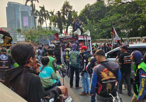 Ratusan Ojol dan Taksi Online Demo di Monas, Jalan Medan Merdeka Selatan Ditutup Ratusan Ojol dan Taksi Online Demo di Monas, Jalan Medan Merdeka Selatan Ditutup