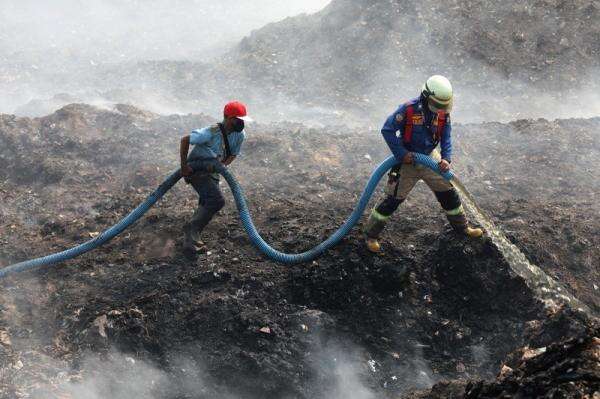 Progres Pemadaman Kebakaran TPA Jatiwaringin Hari ke-9, Titik Api Sisa 30 Persen Progres Pemadaman Kebakaran TPA Jatiwaringin Hari ke-9, Titik Api Sisa 30 Persen
