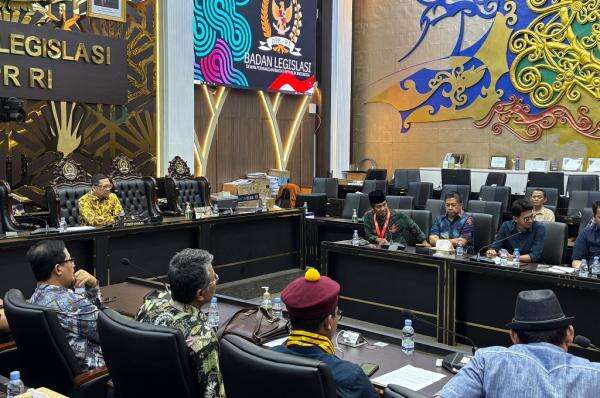 Polemik Ijazah Gibran, Koalisi Sipil Temui Fraksi Golkar Desak Prakarsai Hak Angket DPR Polemik Ijazah Gibran, Koalisi Sipil Temui Fraksi Golkar Desak Prakarsai Hak Angket DPR