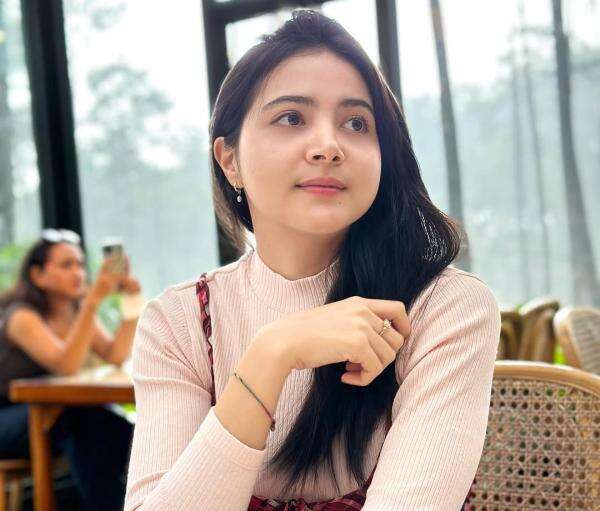 Potret Bulan Sutena Si Cantik Natural, Ternyata Punya Banyak Prestasi Potret Bulan Sutena Si Cantik Natural, Ternyata Punya Banyak Prestasi