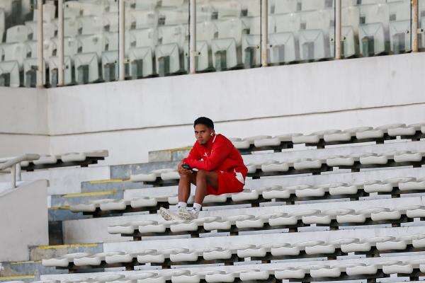 Marselino Ferdinan Duduk di Tribun saat Timnas Indonesia Latihan, Absen Lawan Kamboja? Marselino Ferdinan Duduk di Tribun saat Timnas Indonesia Latihan, Absen Lawan Kamboja?