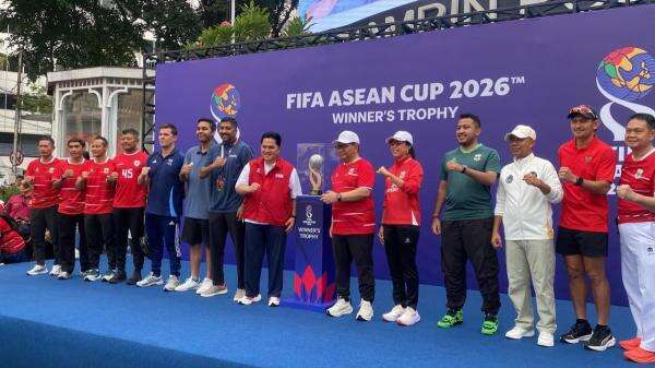 Trofi FIFA ASEAN Cup 2026 Diarak di CFD Jakarta, Warga Antusias Saksikan Piala Bergengsi Asia Tenggara Trofi FIFA ASEAN Cup 2026 Diarak di CFD Jakarta, Warga Antusias Saksikan Piala Bergengsi Asia Tenggara