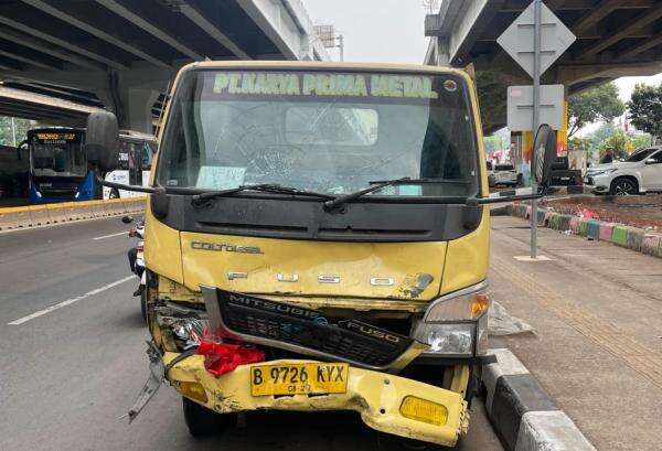 Truk Terobos Lampu Merah Tabrak Honda Brio dan Motor di Cibubur, 1 Orang Tewas Truk Terobos Lampu Merah Tabrak Honda Brio dan Motor di Cibubur, 1 Orang Tewas