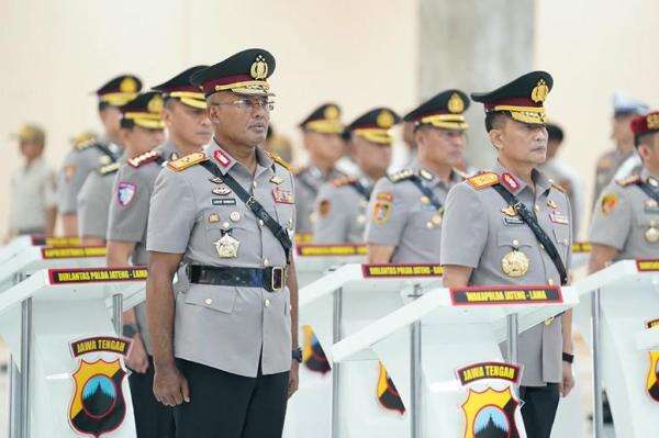 Sertijab Polda Jateng, 13 Pejabat Berganti Jabatan dari Wakapolda hingga 6 Kapolres Sertijab Polda Jateng, 13 Pejabat Berganti Jabatan dari Wakapolda hingga 6 Kapolres