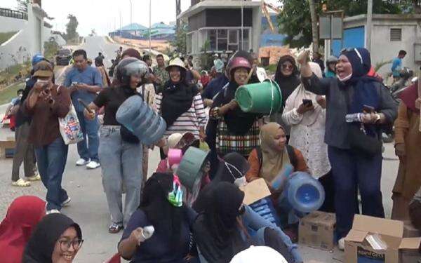 3 Bulan Krisis Air Bersih, Warga Sambau Batam Blokade Jalan Nongsa Digital Park 3 Bulan Krisis Air Bersih, Warga Sambau Batam Blokade Jalan Nongsa Digital Park