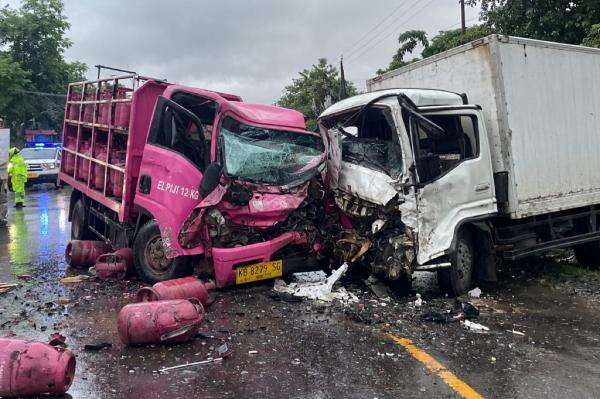 Kecelakaan Maut 2 Truk Tabrakan di Kubu Raya, 1 Orang Tewas 2 Luka-Luka Kecelakaan Maut 2 Truk Tabrakan di Kubu Raya, 1 Orang Tewas 2 Luka-Luka