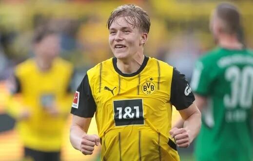 Bek Dortmund Jadi Rebutan AC Milan, Juventus, Arsenal dan Man United! Harga Capai Rp924 Miliar Bek Dortmund Jadi Rebutan AC Milan, Juventus, Arsenal dan Man United! Harga Capai Rp924 Miliar