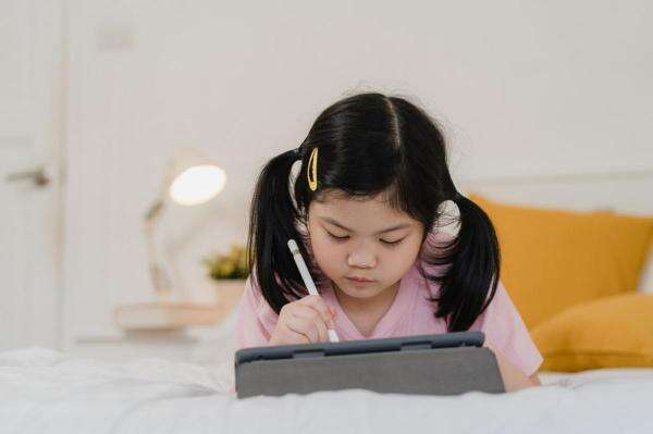 Sering Mengingau Bisa Jadi Tanda Anak Kecanduan Gadget Sering Mengingau Bisa Jadi Tanda Anak Kecanduan Gadget