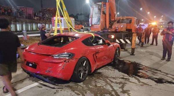 Viral Mobil Porsche Masuk ke Got Tol Desari, Begini Kronologi Lengkapnya! Viral Mobil Porsche Masuk ke Got Tol Desari, Begini Kronologi Lengkapnya!