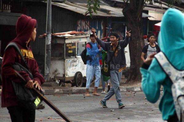 Polisi Bubarkan Tawuran di Cakung, Satu Orang Ditangkap dan 2 Celurit Disita Polisi Bubarkan Tawuran di Cakung, Satu Orang Ditangkap dan 2 Celurit Disita