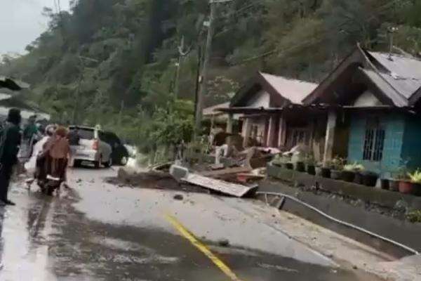 Longsor Terjang Aceh Tengah, Sebabkan Seorang Warga Meninggal Dunia dan Tutup Akses Jalan Longsor Terjang Aceh Tengah, Sebabkan Seorang Warga Meninggal Dunia dan Tutup Akses Jalan