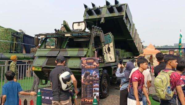 Deretan Alutsista TNI Mejeng di Monas, Ada Helikopter hingga Tank Leopard Deretan Alutsista TNI Mejeng di Monas, Ada Helikopter hingga Tank Leopard
