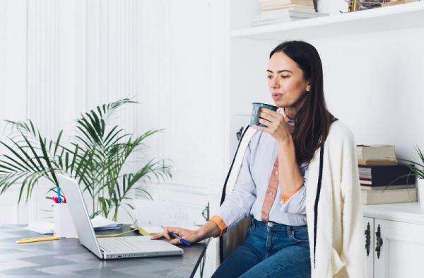 Perempuan Karier Wajib Tahu, Terlalu Lama Duduk Bisa Memperparah Nyeri Haid Perempuan Karier Wajib Tahu, Terlalu Lama Duduk Bisa Memperparah Nyeri Haid
